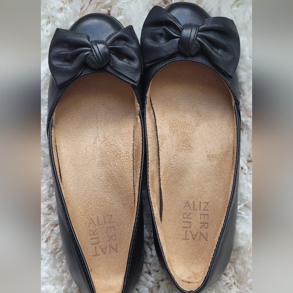 Black leather flats with bow detailing in size 7. Naturalizer